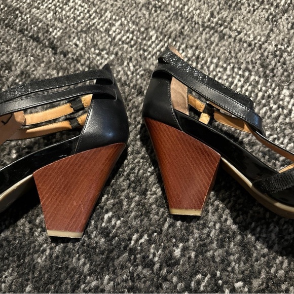 KENNETH COLE REACTION "Pine Language" 7.5 Black Strappy Brown Wood Heels Shoes. - Picture 5 of 11